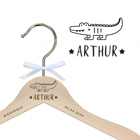 Cintre enfant en bois personnalisé modèle crocodile savane