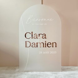 Panneau d'accueil mariage en plexiglas opale avec prénoms en miroir