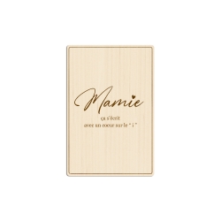 Carte postale en bois Mamie avec un coeur sur le i