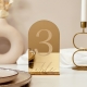 Mariage chic numéros de table dorés