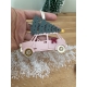 suspension de Noël, voiture et sapin sur le toit
