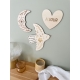 Accumulation de décorations en bois, colombe lune et coeur