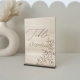 Noms de table mariage sur socle, modèle fleuri en bois