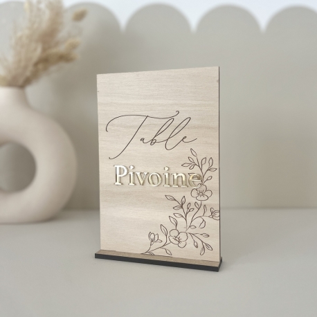 Noms de table mariage sur socle, modèle fleuri en bois