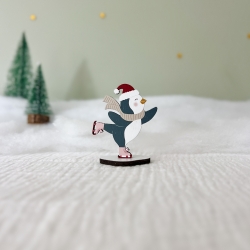 Martin le pingouin patineur, figurine de Noël en bois