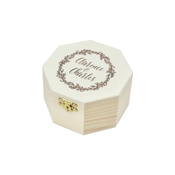 Boite à alliances octogonale en bois, logo de mariés champêtre gravé